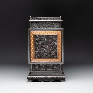 A Chinese zitan cabinet of curiosities with five-clawed dragons, 19/20th C. — foto 6