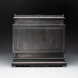 A Chinese zitan cabinet of curiosities with five-clawed dragons, 19/20th C. — foto 7