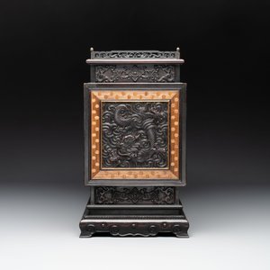 A Chinese zitan cabinet of curiosities with five-clawed dragons, 19/20th C. — foto 8