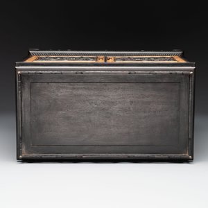 A Chinese zitan cabinet of curiosities with five-clawed dragons, 19/20th C. — foto 9