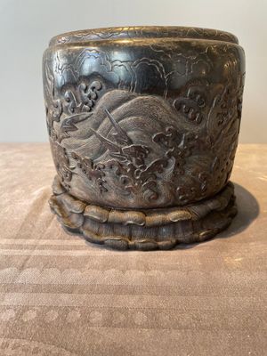 A Chinese Zitan wood 'chilong' brush pot, 17/18th C. — 照片 2