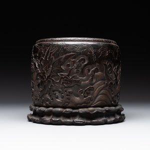 A Chinese Zitan wood 'chilong' brush pot, 17/18th C. — 照片 2