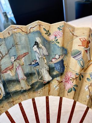 A chinoiserie folding fan, watercolour on paper and bone, France, early 19th C. — photo 11