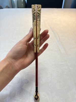 A chinoiserie folding fan, watercolour on paper and bone, France, early 19th C. — photo 3