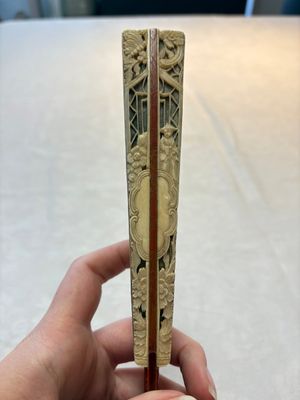 A chinoiserie folding fan, watercolour on paper and bone, France, early 19th C. — photo 5