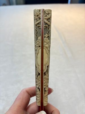A chinoiserie folding fan, watercolour on paper and bone, France, early 19th C. — photo 6