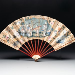 A chinoiserie folding fan, watercolour on paper and bone, France, early 19th C. — photo 1