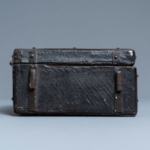 A chiseled leather-clad wooden travel casket, France, 15th C. — 照片 4