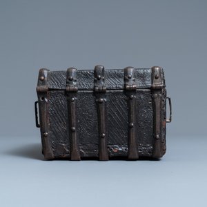 A chiseled leather-clad wooden travel casket, France, 15th C. — 照片 5