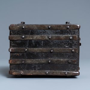 A chiseled leather-clad wooden travel casket, France, 15th C. — 照片 7