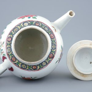 A clobbered Chinese famille rose teapot and cover, Qianlong, 18th C. — photo 3