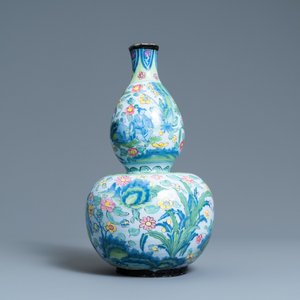 A clobbered Dutch Delft blue and white chinoiserie vase with a pseudo-Chinese mark, ca. 1700 — photo 2