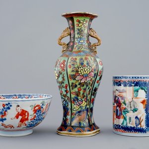 A clobbered vase, an Amsterdam bont bowl and a beer mug of Mandarin design, Kangxi/Qianlong, 18th C. — 照片 1
