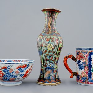 A clobbered vase, an Amsterdam bont bowl and a beer mug of Mandarin design, Kangxi/Qianlong, 18th C. — 照片 3