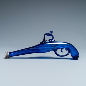 A cobalt blue glass flask in the shape of a flintlock gun, Belgium or Holland, 17th C. — 照片 2