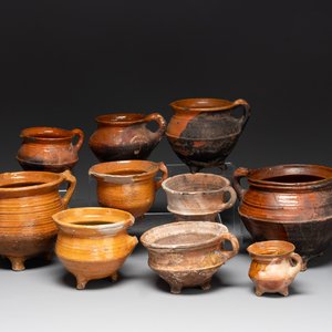 A collection of 10 parcel-glazed pottery so-called ‘grapen’, tripod cooking pots, 14th/17th C. — photo 1