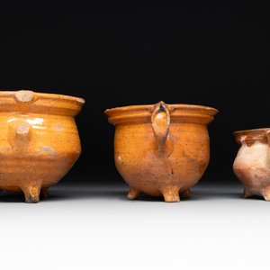 A collection of 10 parcel-glazed pottery so-called ‘grapen’, tripod cooking pots, 14th/17th C. — photo 11