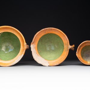 A collection of 10 parcel-glazed pottery so-called ‘grapen’, tripod cooking pots, 14th/17th C. — photo 12