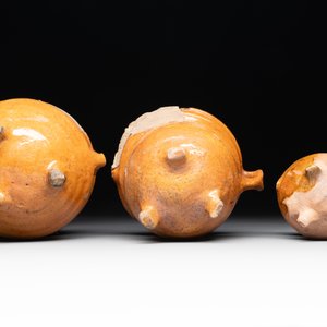 A collection of 10 parcel-glazed pottery so-called ‘grapen’, tripod cooking pots, 14th/17th C. — photo 13