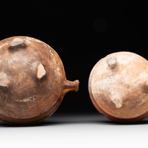 A collection of 10 parcel-glazed pottery so-called ‘grapen’, tripod cooking pots, 14th/17th C. — photo 19