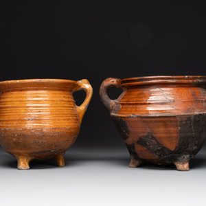 A collection of 10 parcel-glazed pottery so-called ‘grapen’, tripod cooking pots, 14th/17th C. — photo 20
