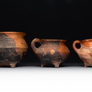 A collection of 10 parcel-glazed pottery so-called ‘grapen’, tripod cooking pots, 14th/17th C. — photo 2