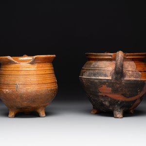 A collection of 10 parcel-glazed pottery so-called ‘grapen’, tripod cooking pots, 14th/17th C. — photo 21