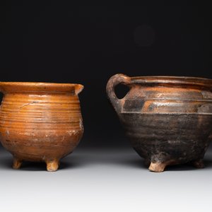 A collection of 10 parcel-glazed pottery so-called ‘grapen’, tripod cooking pots, 14th/17th C. — photo 22