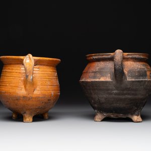 A collection of 10 parcel-glazed pottery so-called ‘grapen’, tripod cooking pots, 14th/17th C. — photo 23
