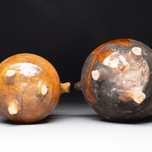 A collection of 10 parcel-glazed pottery so-called ‘grapen’, tripod cooking pots, 14th/17th C. — photo 25