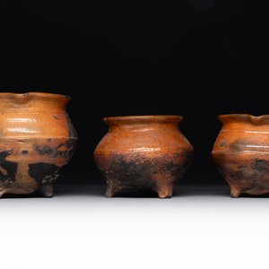 A collection of 10 parcel-glazed pottery so-called ‘grapen’, tripod cooking pots, 14th/17th C. — photo 3