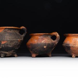 A collection of 10 parcel-glazed pottery so-called ‘grapen’, tripod cooking pots, 14th/17th C. — photo 4