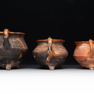 A collection of 10 parcel-glazed pottery so-called ‘grapen’, tripod cooking pots, 14th/17th C. — photo 5