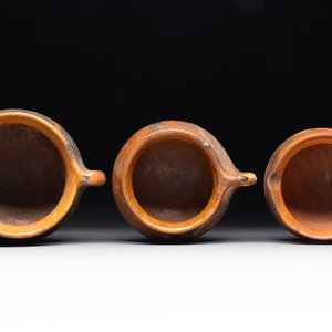 A collection of 10 parcel-glazed pottery so-called ‘grapen’, tripod cooking pots, 14th/17th C. — photo 6