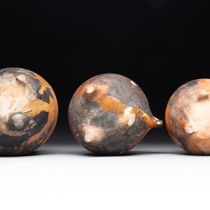 A collection of 10 parcel-glazed pottery so-called ‘grapen’, tripod cooking pots, 14th/17th C. — photo 7