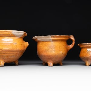 A collection of 10 parcel-glazed pottery so-called ‘grapen’, tripod cooking pots, 14th/17th C. — photo 8