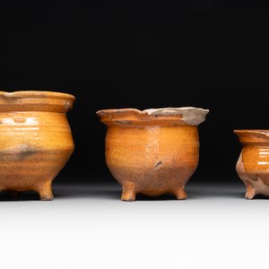 A collection of 10 parcel-glazed pottery so-called ‘grapen’, tripod cooking pots, 14th/17th C. — photo 9