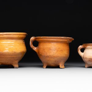 A collection of 10 parcel-glazed pottery so-called ‘grapen’, tripod cooking pots, 14th/17th C. — photo 10