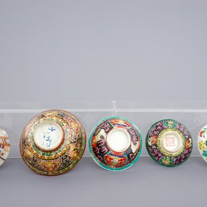 A collection of 10 various Chinese famille rose and Bencharong bowls, 19/20th C. — photo 18