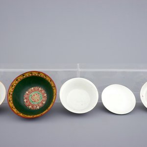 A collection of 10 various Chinese famille rose and Bencharong bowls, 19/20th C. — photo 19