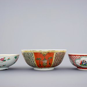A collection of 10 various Chinese famille rose and Bencharong bowls, 19/20th C. — photo 4