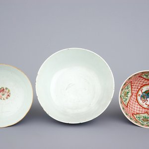 A collection of 10 various Chinese famille rose and Bencharong bowls, 19/20th C. — photo 7