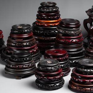 A collection of 100 Chinese wooden stands, 19/20th C. — foto 2