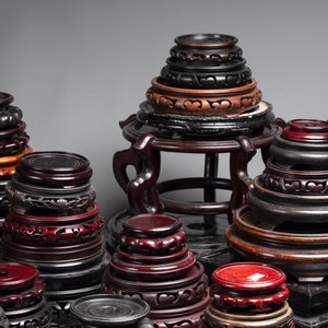A collection of 100 Chinese wooden stands, 19/20th C. — foto 3