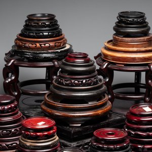 A collection of 100 Chinese wooden stands, 19/20th C. — foto 4