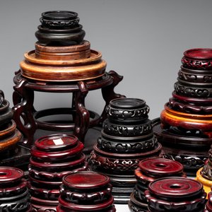 A collection of 100 Chinese wooden stands, 19/20th C. — foto 5