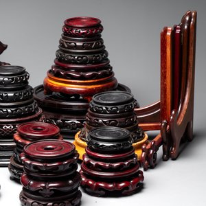 A collection of 100 Chinese wooden stands, 19/20th C. — foto 6