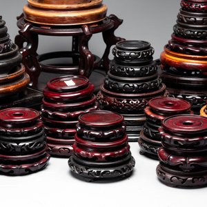 A collection of 100 Chinese wooden stands, 19/20th C. — foto 7