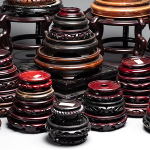 A collection of 100 Chinese wooden stands, 19/20th C. — foto 8