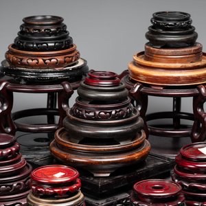 A collection of 100 Chinese wooden stands, 19/20th C. — foto 10